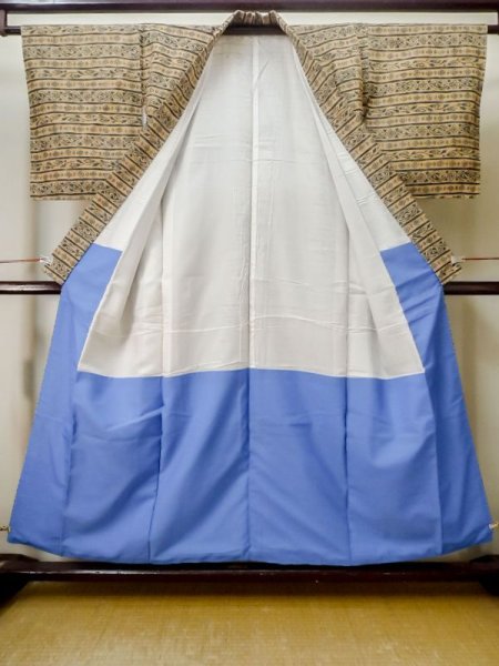 画像2: M0720Z  小紋 女性用着物  シルク(正絹)  灰色がかった 山吹, 花 【中古】 【USED】 【リサイクル】 ★★★★☆ (2)