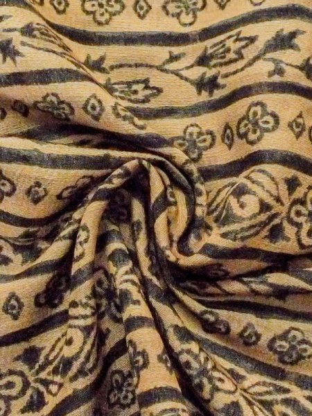 画像9: M0720Z  小紋 女性用着物  シルク(正絹)  灰色がかった 山吹, 花 【中古】 【USED】 【リサイクル】 ★★★★☆ (9)