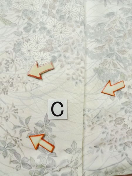 画像16: M0728E  小紋 女性用着物  シルク(正絹)   オフ ホワイト, 花 【中古】 【USED】 【リサイクル】 ★★☆☆☆ (16)