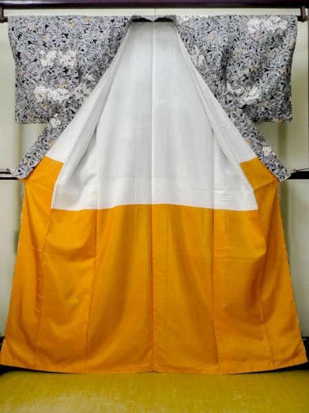 画像2: M0728G  小紋 女性用着物  シルク(正絹)   黒, 花 【中古】 【USED】 【リサイクル】 ★★★☆☆ (2)