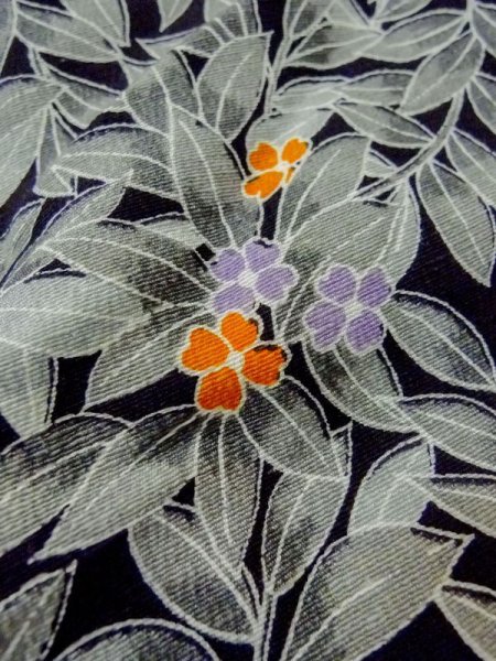 画像9: M0728G  小紋 女性用着物  シルク(正絹)   黒, 花 【中古】 【USED】 【リサイクル】 ★★★☆☆ (9)