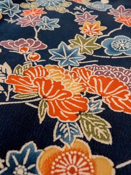 画像9: M0728W  小紋 女性用着物  シルク(正絹)   藍, ぼたん 【中古】 【USED】 【リサイクル】 ★★★☆☆ (9)