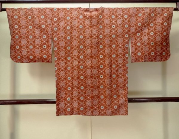 画像2: M0829F  女性用 道行  シルク(正絹)  深い 朱赤, 花 【中古】 【USED】 【リサイクル】 ★★☆☆☆ (2)