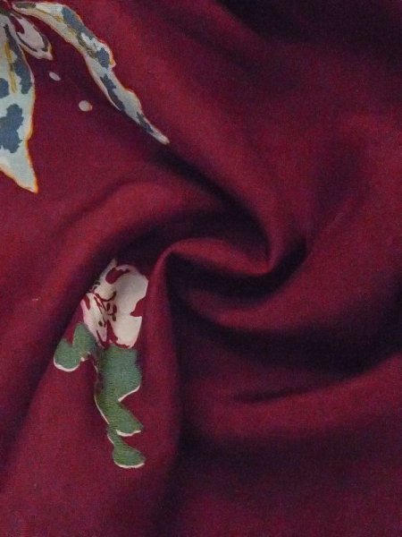 画像9: M0907R  女性用 羽織 使用感あり。 シルク(正絹)  深い 赤色, 花 【中古】 【USED】 【リサイクル】 ★☆☆☆☆ (9)