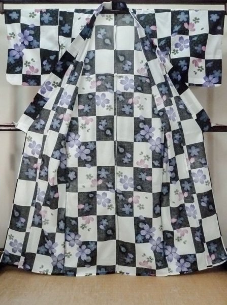 画像2: M0915C  女性用 浴衣(海外製) 市松模様 綿   黒, 桜 【中古】 【USED】 【リサイクル】 ★★☆☆☆ (2)
