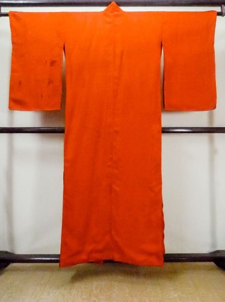 画像2: M0922U  女性用 襦袢 経年劣化、使用感あり、地紋:立涌柄、裾綿入り シルク(正絹)   朱赤,  【中古】 【USED】 【リサイクル】 ★☆☆☆☆ (2)