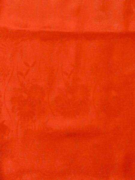 画像4: M0922U  女性用 襦袢 経年劣化、使用感あり、地紋:立涌柄、裾綿入り シルク(正絹)   朱赤,  【中古】 【USED】 【リサイクル】 ★☆☆☆☆ (4)