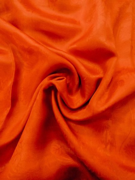 画像9: M0922U  女性用 襦袢 経年劣化、使用感あり、地紋:立涌柄、裾綿入り シルク(正絹)   朱赤,  【中古】 【USED】 【リサイクル】 ★☆☆☆☆ (9)