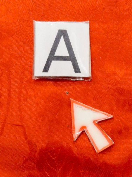 画像12: M0922U  女性用 襦袢 経年劣化、使用感あり、地紋:立涌柄、裾綿入り シルク(正絹)   朱赤,  【中古】 【USED】 【リサイクル】 ★☆☆☆☆ (12)