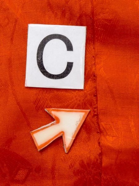 画像14: M0922U  女性用 襦袢 経年劣化、使用感あり、地紋:立涌柄、裾綿入り シルク(正絹)   朱赤,  【中古】 【USED】 【リサイクル】 ★☆☆☆☆ (14)