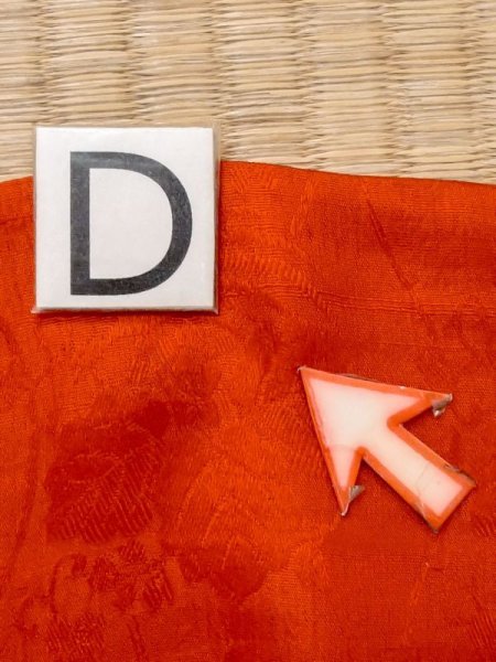 画像15: M0922U  女性用 襦袢 経年劣化、使用感あり、地紋:立涌柄、裾綿入り シルク(正絹)   朱赤,  【中古】 【USED】 【リサイクル】 ★☆☆☆☆ (15)