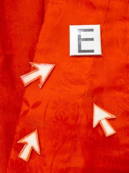 画像16: M0922U  女性用 襦袢 経年劣化、使用感あり、地紋:立涌柄、裾綿入り シルク(正絹)   朱赤,  【中古】 【USED】 【リサイクル】 ★☆☆☆☆ (16)