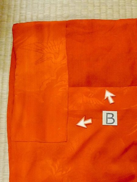 画像13: M0922V  女性用 襦袢 経年劣化、使用感あり、半衿は化繊 シルク（正絹）   朱赤,  【中古】 【USED】 【リサイクル】 ★☆☆☆☆ (13)