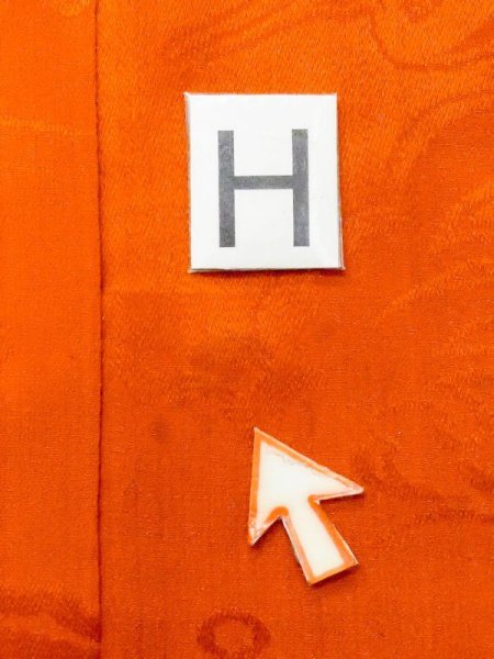 画像19: M0922V  女性用 襦袢 経年劣化、使用感あり、半衿は化繊 シルク（正絹）   朱赤,  【中古】 【USED】 【リサイクル】 ★☆☆☆☆ (19)