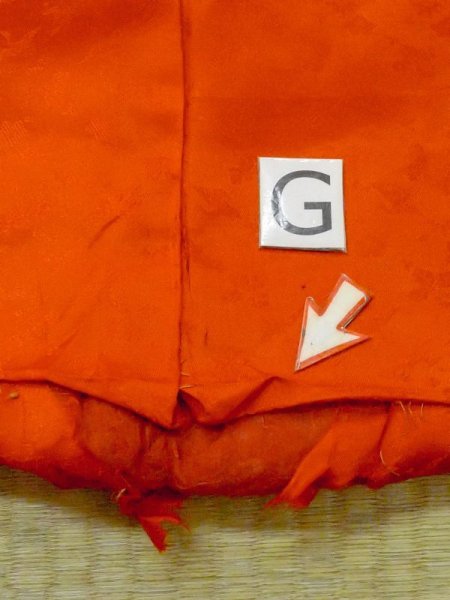 画像19: M0922W  女性用 襦袢 経年劣化、使用感あり、すそ綿入り シルク(正絹)   朱赤,  【中古】 【USED】 【リサイクル】 ★☆☆☆☆ (19)