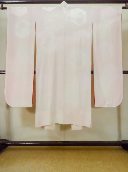 画像2: M1003J  女性用 襦袢 地紋:もみじ、笹、亀甲 シルク(正絹) 淡い 薄い 桃色,  【中古】 【USED】 【リサイクル】 ★★★☆☆ (2)