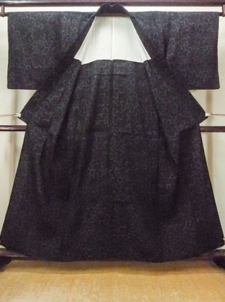 画像2: M1010N  女性用 小地谷紬  シルク(正絹)   黒, 唐草 【中古】 【USED】 【リサイクル】 ★★★☆☆ (2)