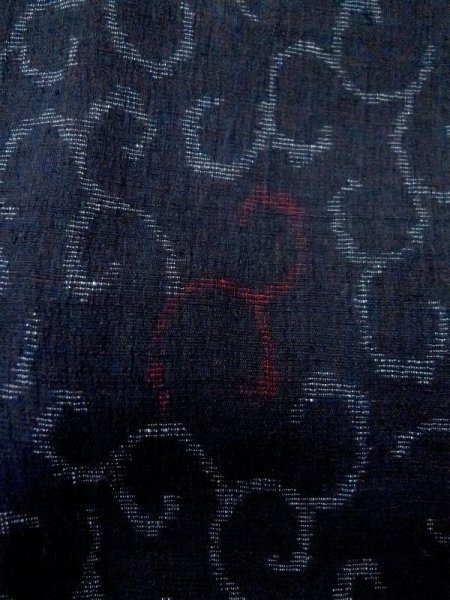 画像5: M1010N  女性用 小地谷紬  シルク(正絹)   黒, 唐草 【中古】 【USED】 【リサイクル】 ★★★☆☆ (5)