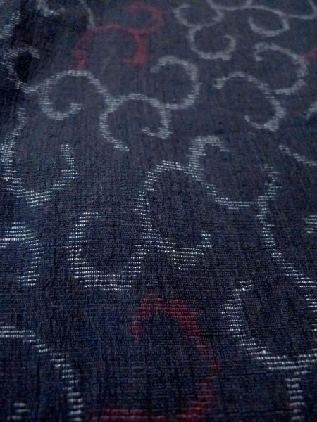 画像8: M1010N  女性用 小地谷紬  シルク(正絹)   黒, 唐草 【中古】 【USED】 【リサイクル】 ★★★☆☆ (8)