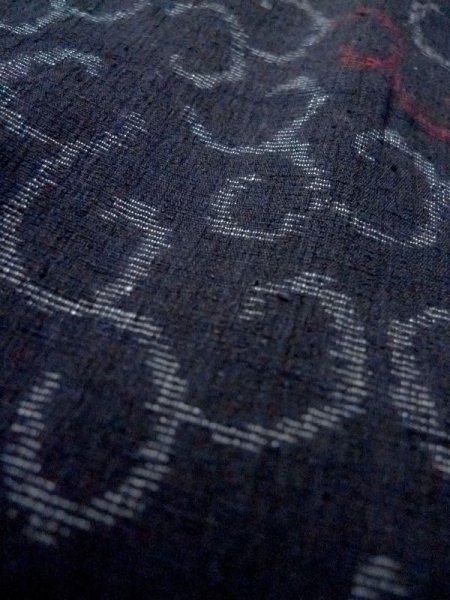 画像10: M1010N  女性用 小地谷紬  シルク(正絹)   黒, 唐草 【中古】 【USED】 【リサイクル】 ★★★☆☆ (10)