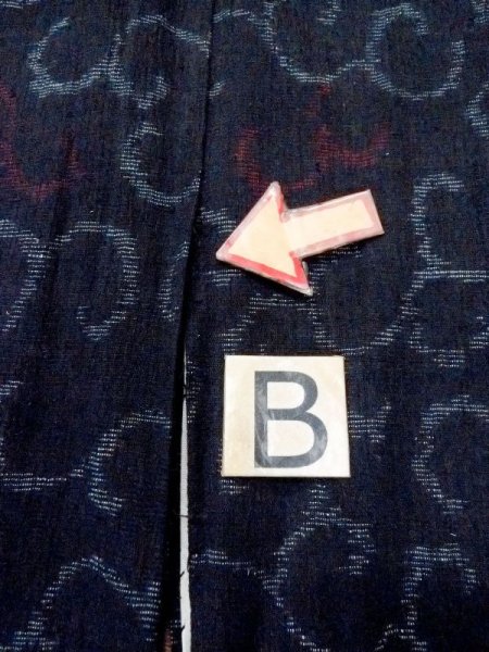 画像15: M1010N  女性用 小地谷紬  シルク(正絹)   黒, 唐草 【中古】 【USED】 【リサイクル】 ★★★☆☆ (15)