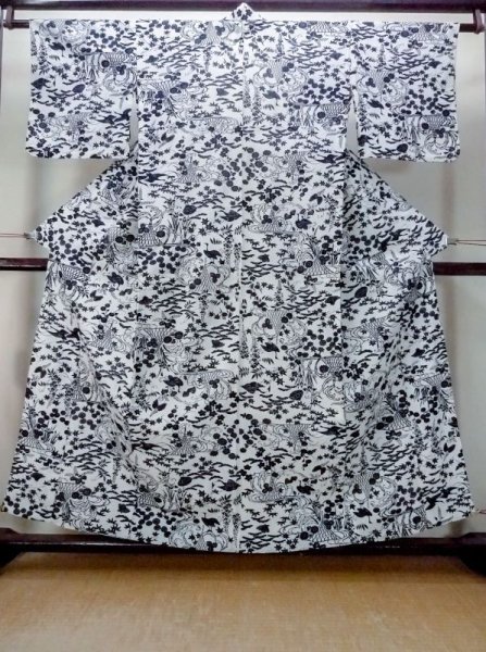 画像1: M1018T  女性用 単衣 使用感あり シルク（正絹）   白, 菊 【中古】 【USED】 【リサイクル】 ★★☆☆☆ (1)