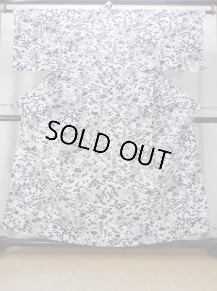 画像1: M1018T  女性用 単衣 使用感あり シルク（正絹）   白, 菊 【中古】 【USED】 【リサイクル】 ★★☆☆☆ (1)