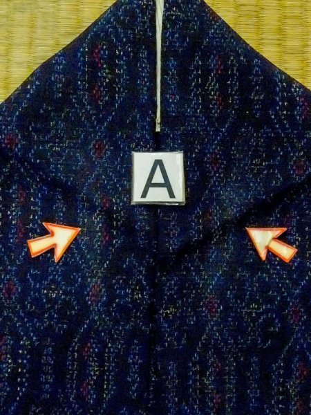 画像12: M1025O  女性用 単衣  シルク(正絹)  深い 紺, 幾何学模様 【中古】 【USED】 【リサイクル】 ★★☆☆☆ (12)