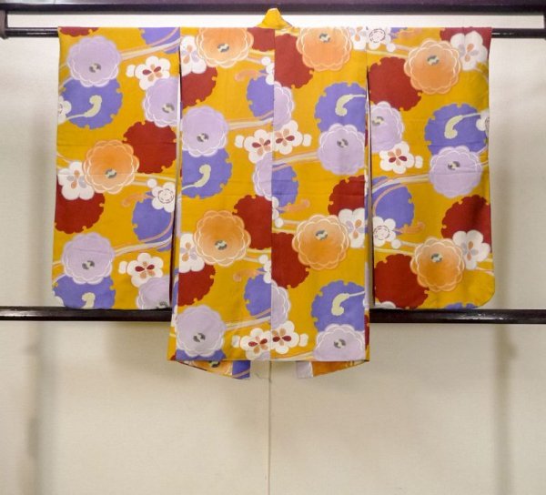 画像2: M1108C  女性用 子供用 穴/虫食い、経年劣化、使用感あり シルク(正絹)   橙色, 花 【中古】 【USED】 【リサイクル】 ★☆☆☆☆ (2)