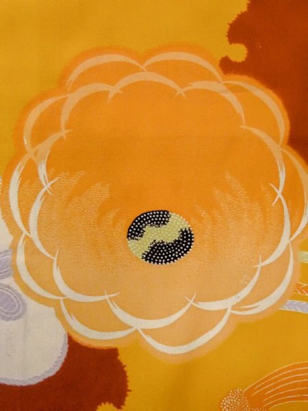 画像6: M1108C  女性用 子供用 穴/虫食い、経年劣化、使用感あり シルク(正絹)   橙色, 花 【中古】 【USED】 【リサイクル】 ★☆☆☆☆ (6)