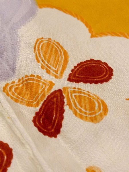 画像10: M1108C  女性用 子供用 穴/虫食い、経年劣化、使用感あり シルク(正絹)   橙色, 花 【中古】 【USED】 【リサイクル】 ★☆☆☆☆ (10)