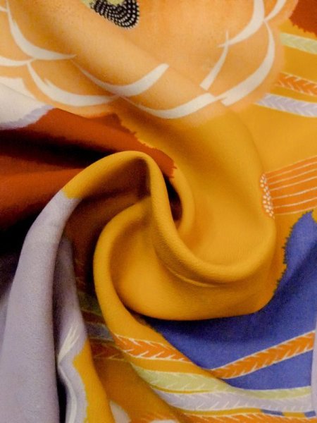画像11: M1108C  女性用 子供用 穴/虫食い、経年劣化、使用感あり シルク(正絹)   橙色, 花 【中古】 【USED】 【リサイクル】 ★☆☆☆☆ (11)