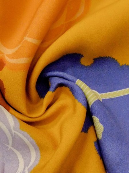 画像12: M1108C  女性用 子供用 穴/虫食い、経年劣化、使用感あり シルク(正絹)   橙色, 花 【中古】 【USED】 【リサイクル】 ★☆☆☆☆ (12)