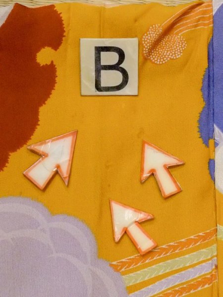 画像15: M1108C  女性用 子供用 穴/虫食い、経年劣化、使用感あり シルク(正絹)   橙色, 花 【中古】 【USED】 【リサイクル】 ★☆☆☆☆ (15)