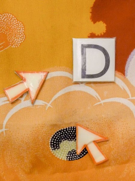 画像17: M1108C  女性用 子供用 穴/虫食い、経年劣化、使用感あり シルク(正絹)   橙色, 花 【中古】 【USED】 【リサイクル】 ★☆☆☆☆ (17)