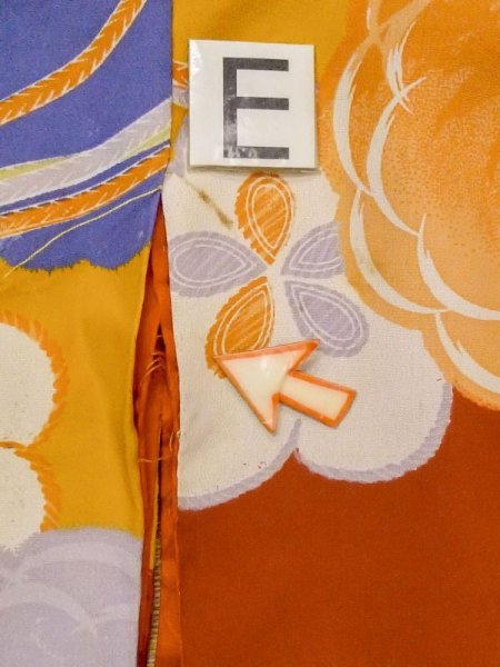 画像18: M1108C  女性用 子供用 穴/虫食い、経年劣化、使用感あり シルク(正絹)   橙色, 花 【中古】 【USED】 【リサイクル】 ★☆☆☆☆ (18)