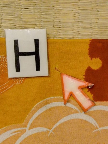 画像21: M1108C  女性用 子供用 穴/虫食い、経年劣化、使用感あり シルク(正絹)   橙色, 花 【中古】 【USED】 【リサイクル】 ★☆☆☆☆ (21)