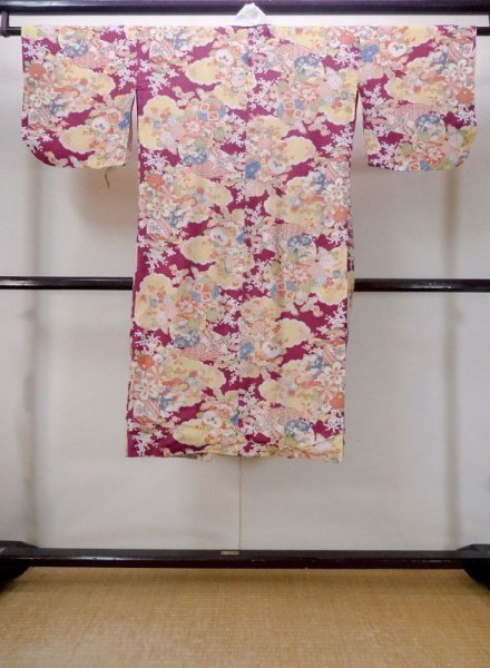 画像2: M1108E  女性用 襦袢 経年劣化、使用感あり、手毬柄 シルク(正絹) 鮮やか 赤み 紫色, ぼたん 【中古】 【USED】 【リサイクル】 ★★☆☆☆ (2)