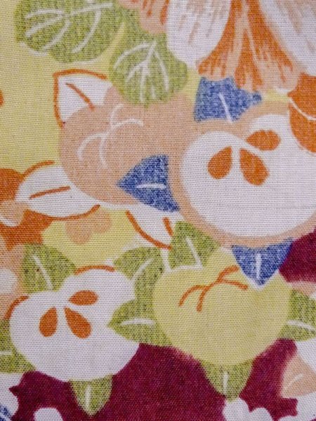 画像7: M1108E  女性用 襦袢 経年劣化、使用感あり、手毬柄 シルク(正絹) 鮮やか 赤み 紫色, ぼたん 【中古】 【USED】 【リサイクル】 ★★☆☆☆ (7)