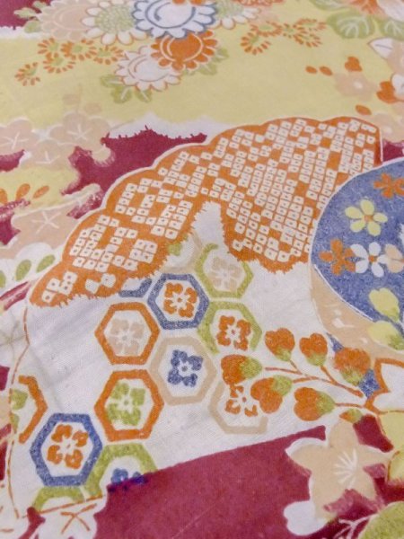 画像9: M1108E  女性用 襦袢 経年劣化、使用感あり、手毬柄 シルク(正絹) 鮮やか 赤み 紫色, ぼたん 【中古】 【USED】 【リサイクル】 ★★☆☆☆ (9)