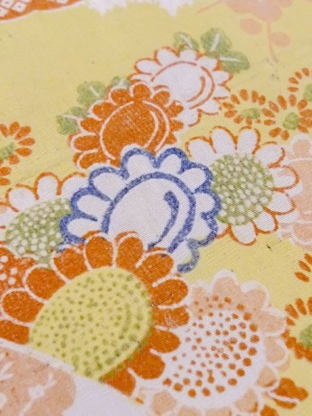 画像12: M1108E  女性用 襦袢 経年劣化、使用感あり、手毬柄 シルク(正絹) 鮮やか 赤み 紫色, ぼたん 【中古】 【USED】 【リサイクル】 ★★☆☆☆ (12)