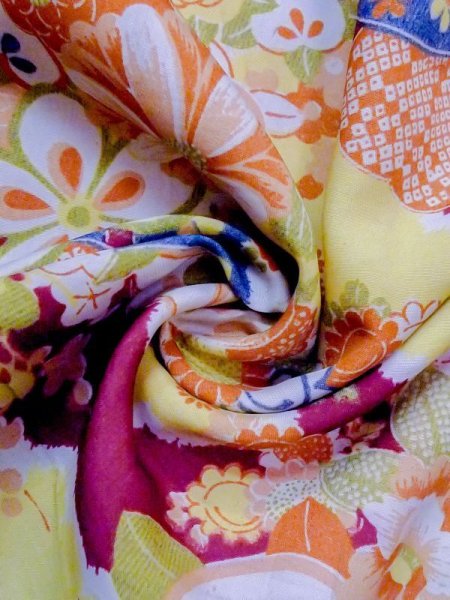 画像13: M1108E  女性用 襦袢 経年劣化、使用感あり、手毬柄 シルク(正絹) 鮮やか 赤み 紫色, ぼたん 【中古】 【USED】 【リサイクル】 ★★☆☆☆ (13)