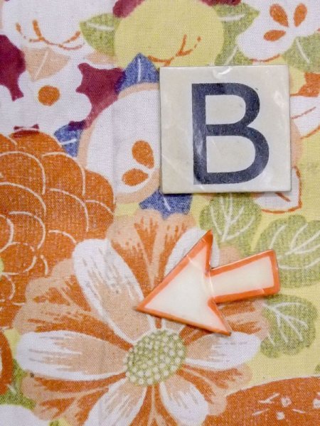 画像17: M1108E  女性用 襦袢 経年劣化、使用感あり、手毬柄 シルク(正絹) 鮮やか 赤み 紫色, ぼたん 【中古】 【USED】 【リサイクル】 ★★☆☆☆ (17)