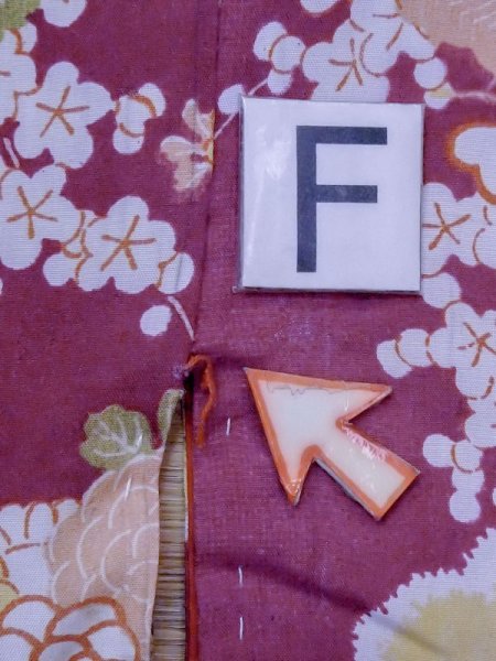 画像21: M1108E  女性用 襦袢 経年劣化、使用感あり、手毬柄 シルク(正絹) 鮮やか 赤み 紫色, ぼたん 【中古】 【USED】 【リサイクル】 ★★☆☆☆ (21)