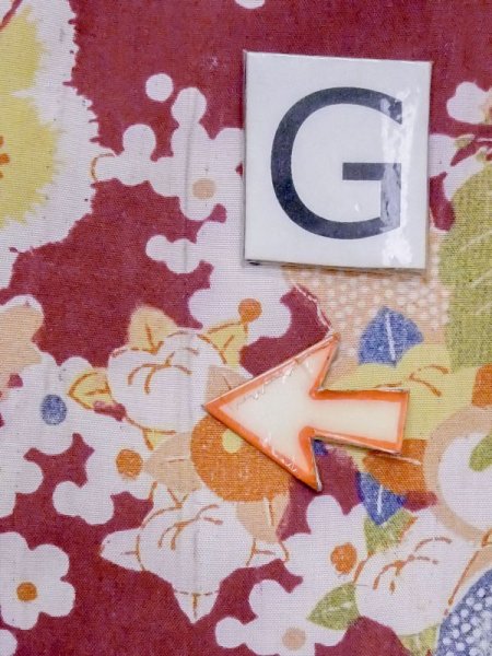 画像22: M1108E  女性用 襦袢 経年劣化、使用感あり、手毬柄 シルク(正絹) 鮮やか 赤み 紫色, ぼたん 【中古】 【USED】 【リサイクル】 ★★☆☆☆ (22)