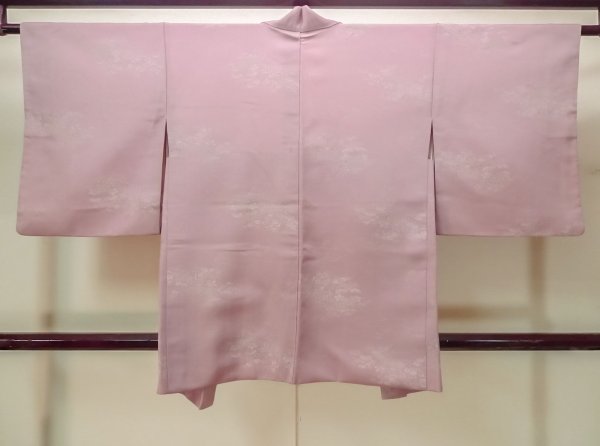 画像2: M1121W  女性用 羽織  シルク(正絹)  灰色がかった 桃色, 菊 【中古】 【USED】 【リサイクル】 ★★★☆☆ (2)