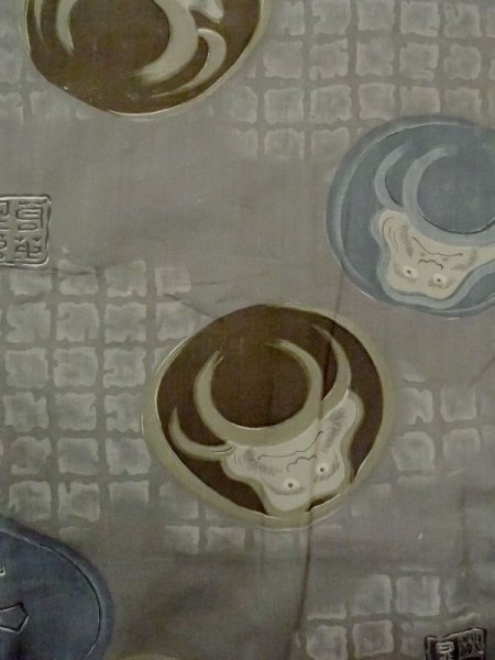 画像4: M1128A  男性用襦袢 達磨柄、経年劣化、使用感あり。 シルク(正絹)  深い 灰色, 四角 【中古】 【USED】 【リサイクル】 ★☆☆☆☆ (4)