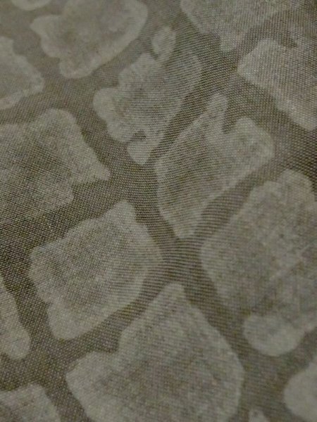 画像8: M1128A  男性用襦袢 達磨柄、経年劣化、使用感あり。 シルク(正絹)  深い 灰色, 四角 【中古】 【USED】 【リサイクル】 ★☆☆☆☆ (8)