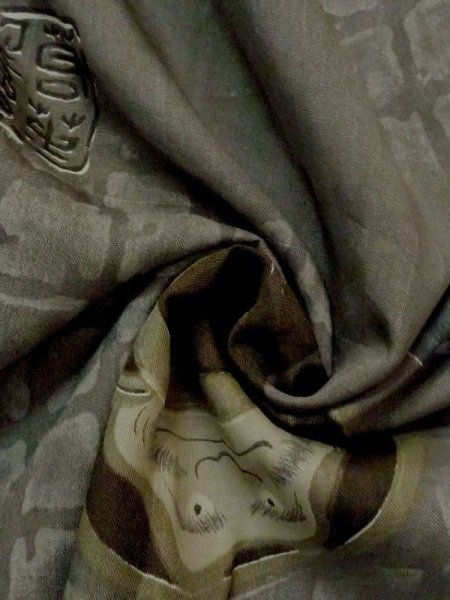 画像9: M1128A  男性用襦袢 達磨柄、経年劣化、使用感あり。 シルク(正絹)  深い 灰色, 四角 【中古】 【USED】 【リサイクル】 ★☆☆☆☆ (9)