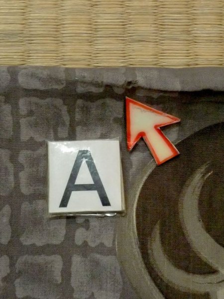 画像12: M1128A  男性用襦袢 達磨柄、経年劣化、使用感あり。 シルク(正絹)  深い 灰色, 四角 【中古】 【USED】 【リサイクル】 ★☆☆☆☆ (12)